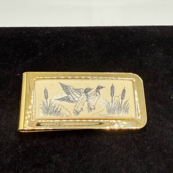 Vintage Etched Ducks Image Gold Metal Tone Money Clip - Picture 1 of 2